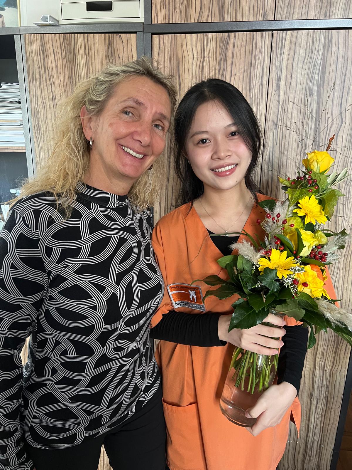 Wir freuen uns sehr, Mai Linh Hoang aus Vietnam als neue Auszubildende in unserer Praxis begrüßen zu dürfen! 🦷✨
In den kommenden drei Jahren wird sie bei uns ihre Ausbildung zur zahnmedizinischen Fachangestellten (ZFA) absolvieren. Wir freuen uns darauf, sie auf diesem spannenden Weg zu begleiten, unser Wissen weiterzugeben und gemeinsam viele neue Erfahrungen zu sammeln.
Liebe Mai Linh, wir wünschen dir einen tollen Start, viel Freude bei deiner Ausbildung und natürlich ganz viel Erfolg für die kommenden drei Jahre! 🍀💐
Schön, dass du bei uns bist! ❤️